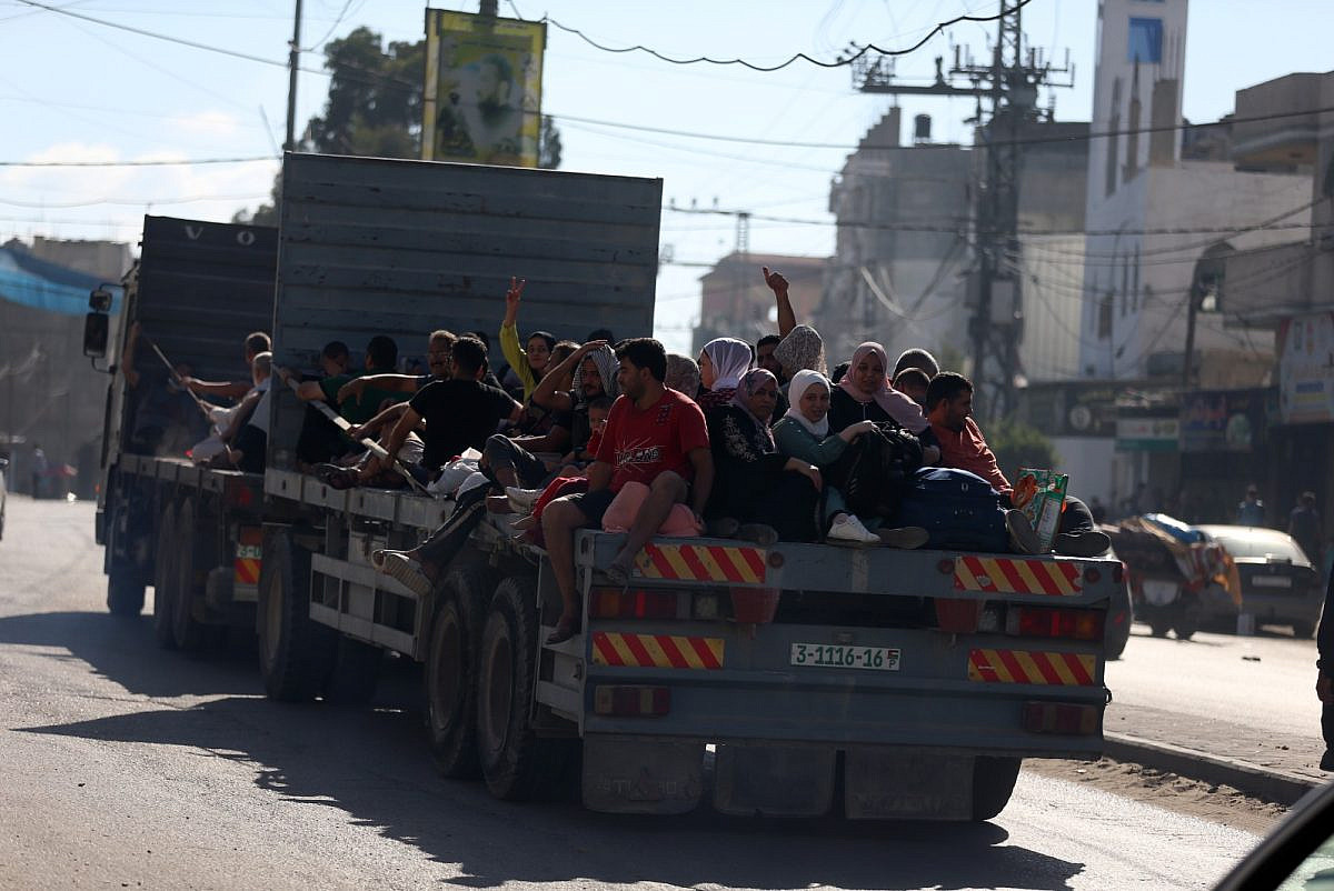 Palestinians fleeing the northern Gaza Strip after the Israeli army ordered them to evacuate the area within 24 hours, during Israel's assault on the strip, October 13, 2023. (Mohammed Zaanoun)