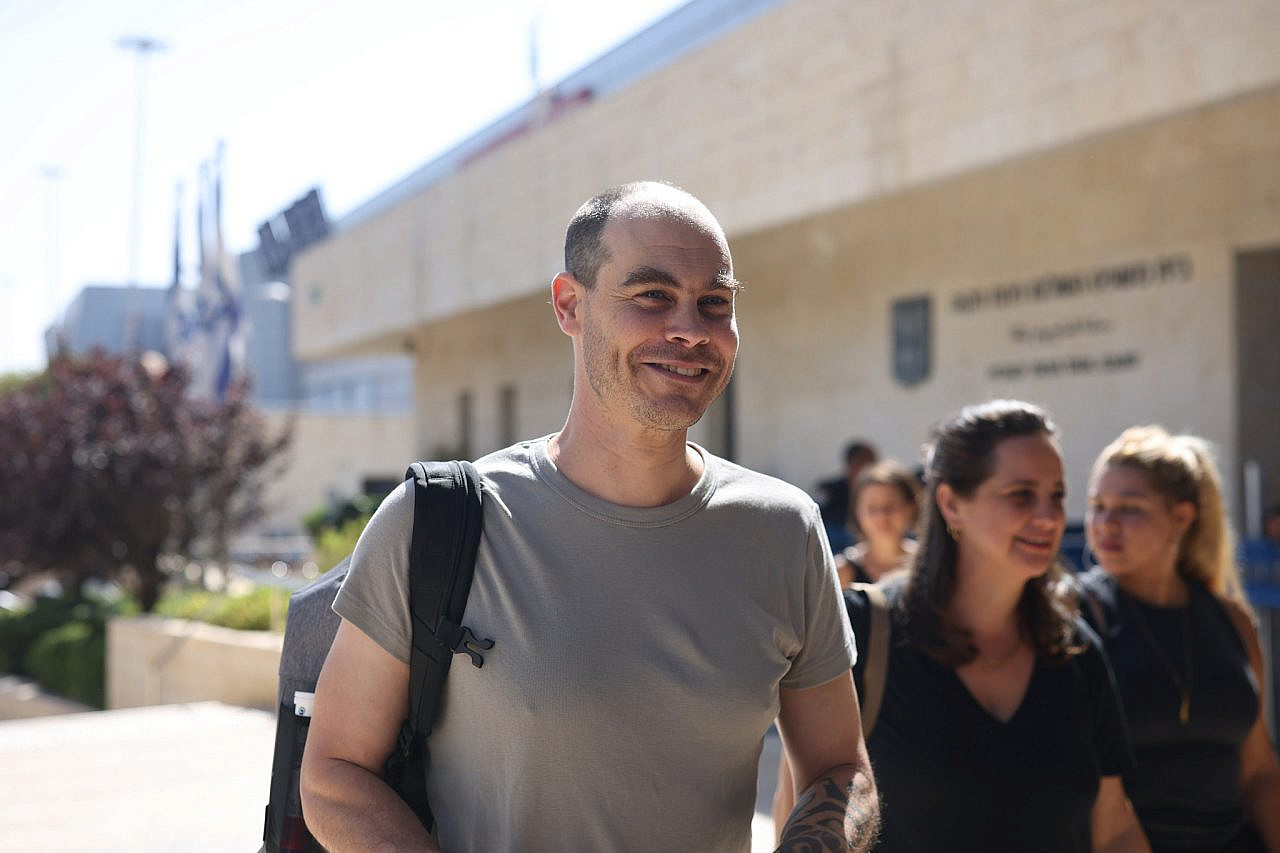 Jonathan Pollak outside the Petah Tikva Magistrate Court ahead of his trial after being accused of throwing stones during a protest against the Eviatar outpost in Beita, occupied West Bank, September 28, 2023. (Oren Ziv)