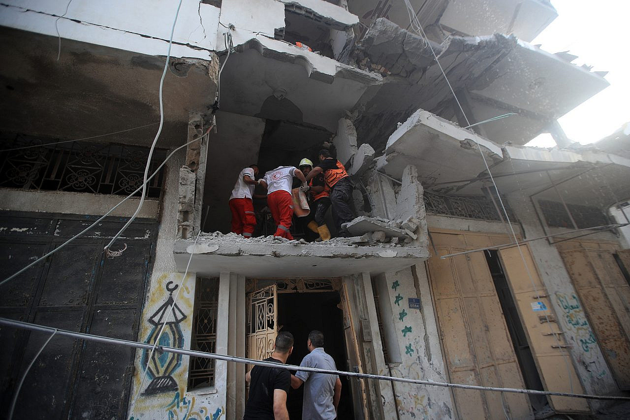Palestinian rescue services remove the bodies of members of the Shaaban family, all six of whom were killed in an Israeli airstrike on the Sheikh Radwan neighborhood, western Gaza, October 9, 2023. (Mohammed Zaanoun)