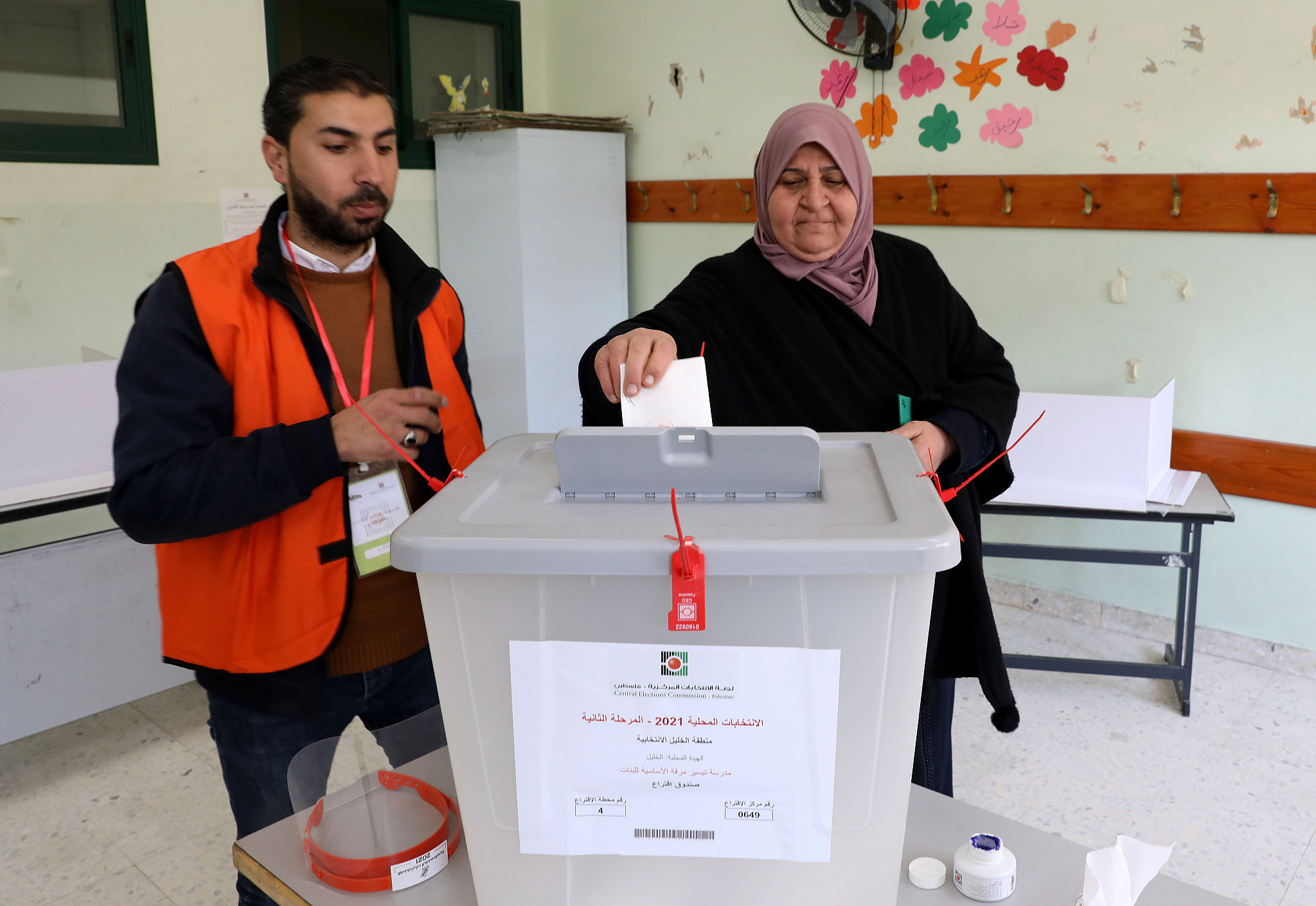 Palestinians vote during the Palestinian local elections, in the West Bank city of Hebron, March 26, 2022. (Wisam Hashlamoun/Flash90)
