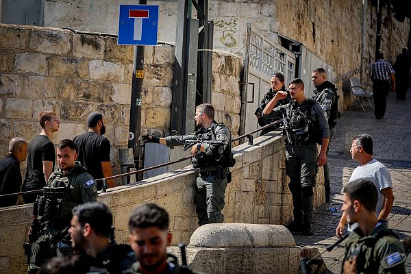 Israeli police guard while Palestinians arrive to Friday prayers at the Al-Aqsa Mosque compound, at the Lion's Gate in Jerusalem's Old City, October 13, 2023. (Jamal Awad/Flash90)