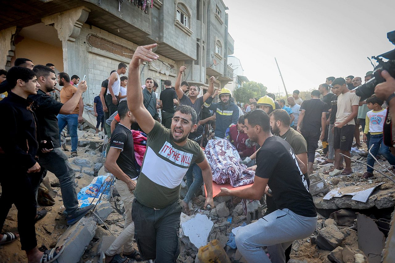 Palestinians look for survivors after an Israeli airstrike in Khan Younis, in the southern Gaza Strip, October 16, 2023. (Atia Mohammed/Flash90)