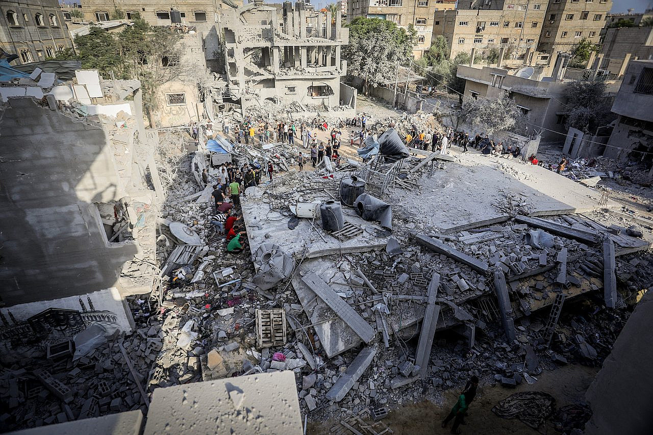 Los palestinos inspeccionan sus hogares e intentan rescatar a sus familiares de debajo de los escombros después de un ataque aéreo israelí en la ciudad de Rafah, en el sur de la Franja de Gaza, el 22 de octubre de 2023. (Abed Rahim Khatib/Flash90)