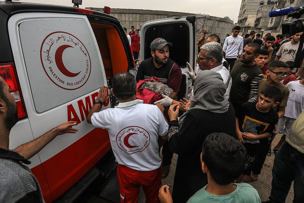 Wounded Palestinians are taken to ambulances after an Israeli airstrike in the city of Rafah, southern Gaza Strip, October 29, 2023. (Abed Rahim Khatib/Flash90)