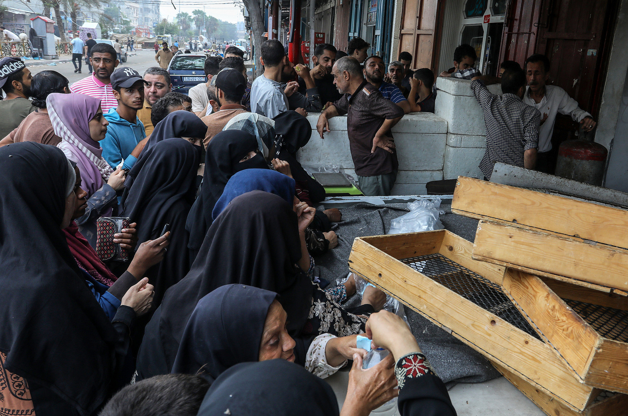 Palestinians line up to get a loaf of bread at the bakery amid the Israeli war on Gaza and closure of the crossings, in the city of Rafah, southern Gaza Strip, October 29, 2023. (Abed Rahim Khatib/Flash90)