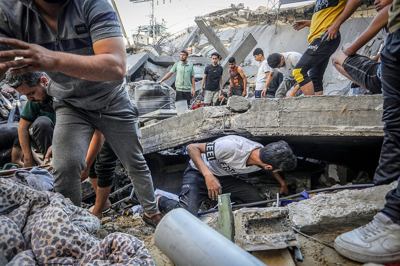 Palestinians search for survivors in a house belonging to the Al-Zahar family, after an Israeli airstrike in the city of Rafah, southern Gaza Strip, October 31, 2023. (Abed Rahim Khatib/Flash90)