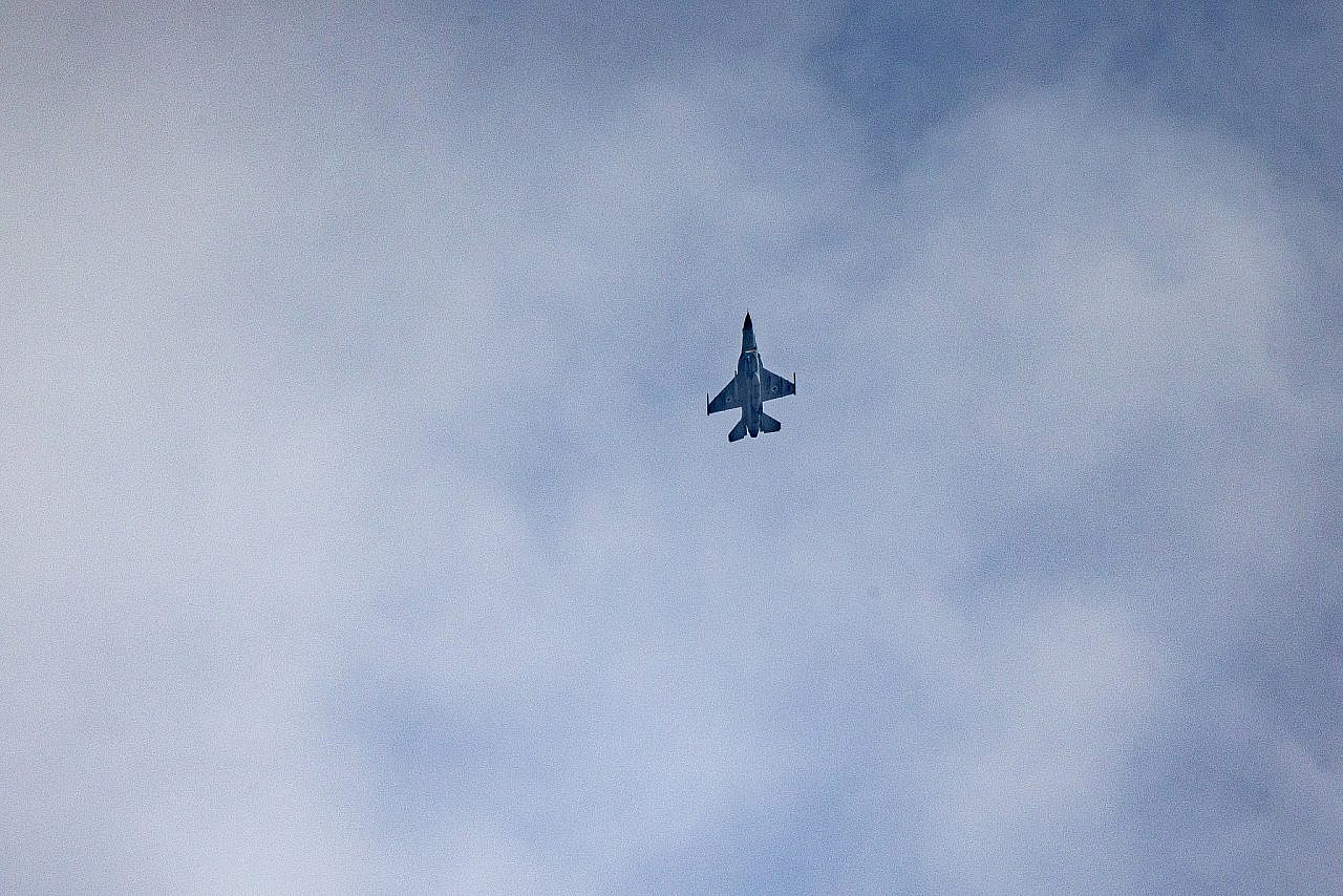 An Israeli warplane is seen flying above the Gaza Strip, November 13, 2023. (Yonatan Sindel/Flash90)