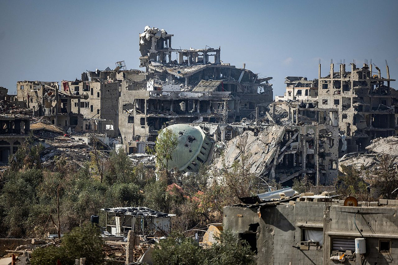 Les destructions causées par les bombardements israéliens sont visibles à l’intérieur du camp de réfugiés d’Al-Shati, au nord de la bande de Gaza, le 16 novembre 2023. (Yonatan Sindel/Flash90)