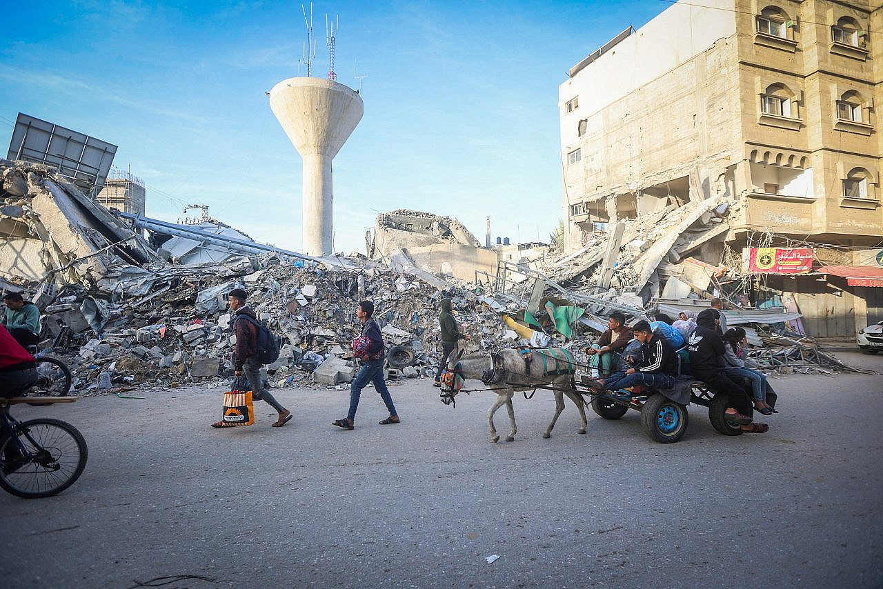 Des Palestiniens rentrent chez eux pendant un cessez-le-feu, à l'est de Khan Younis, dans le sud de la bande de Gaza, le 24 novembre 2023. (Atia Mohammed/Flash90)