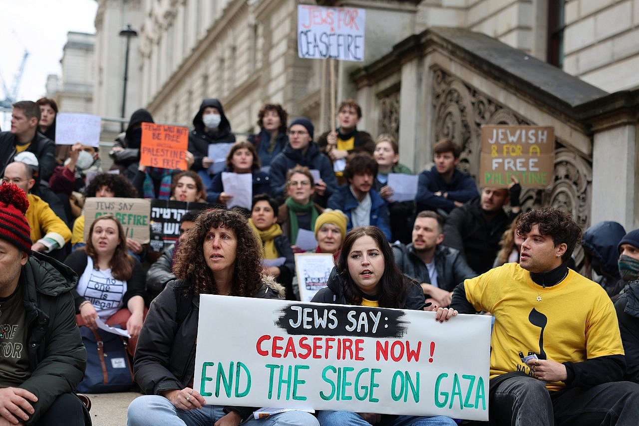 Activists join a sit-in organized by Na'amod: British Jews Against Occupation outside the UK Foreign, Commonwealth and Development Office in London to demand a ceasefire in Gaza, October 31, 2023. (Jacob Lazarus)