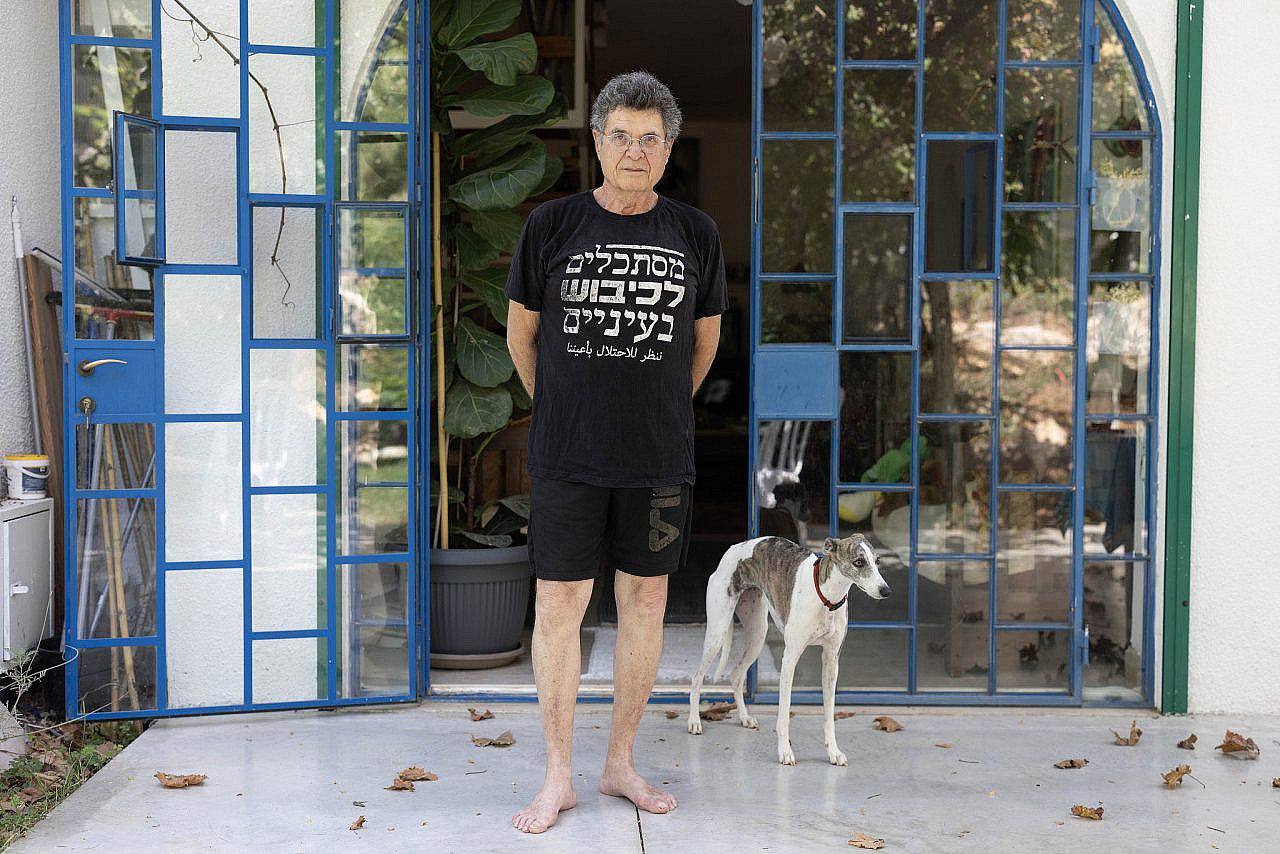 Yaacov Godo wearing a T-shirt from the left-wing group Looking the Occupation in the Eye, which he wore to his son's funeral. (Oren Ziv)