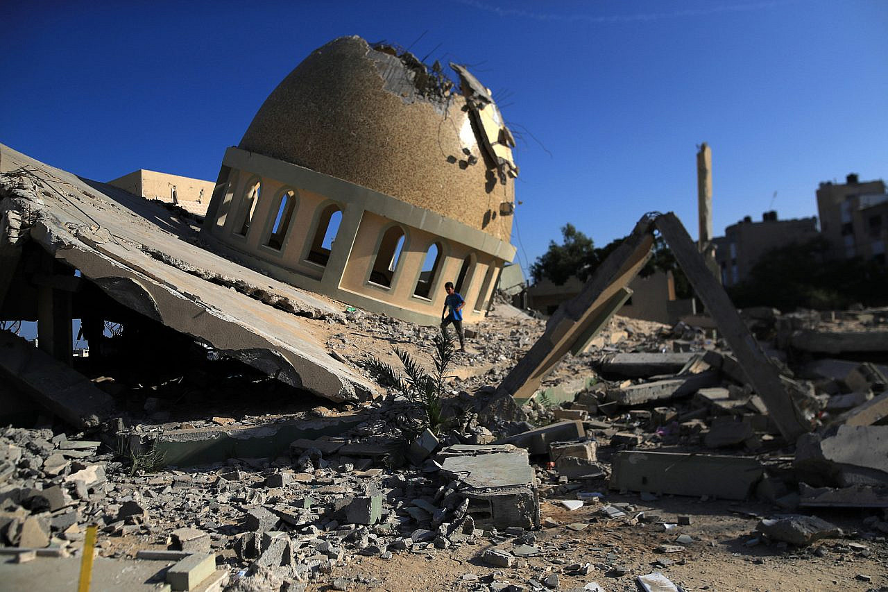 Les ruines de la mosquée Al-Amin Muhammad qui a été détruite lors d'une frappe aérienne israélienne le 20 octobre, camp de réfugiés de Khan Younis, sud de la bande de Gaza, le 31 octobre 2023. (Mohammed Zaanoun/Activestills)