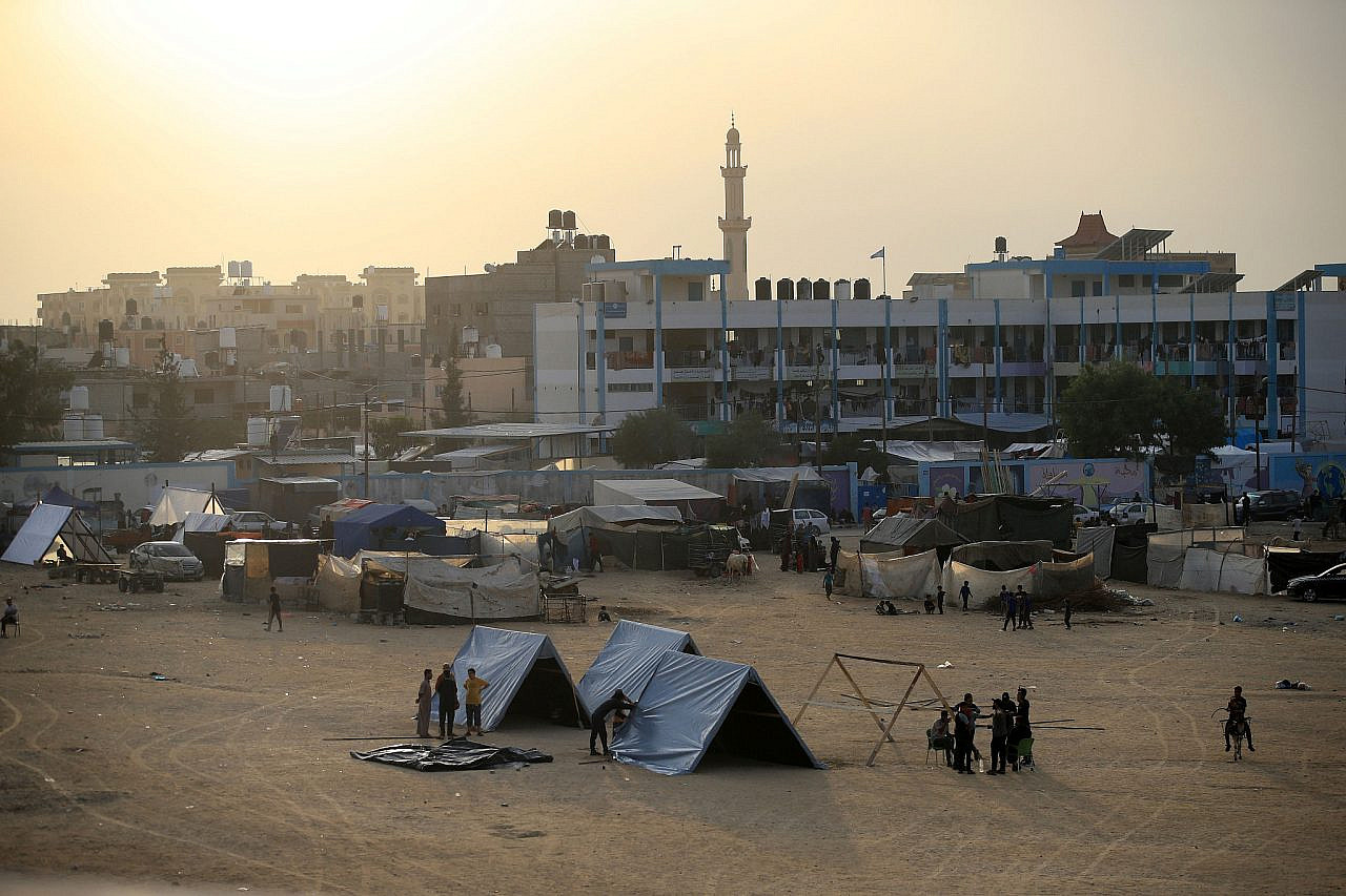 Des Palestiniens déplacés de Shujaiyah et du nord de Gaza s'abritent dans des tentes autour des écoles publiques du centre de Khan Younis, au sud de la bande de Gaza, le 12 novembre 2023. (Mohammed Zaanoun/Activestills)