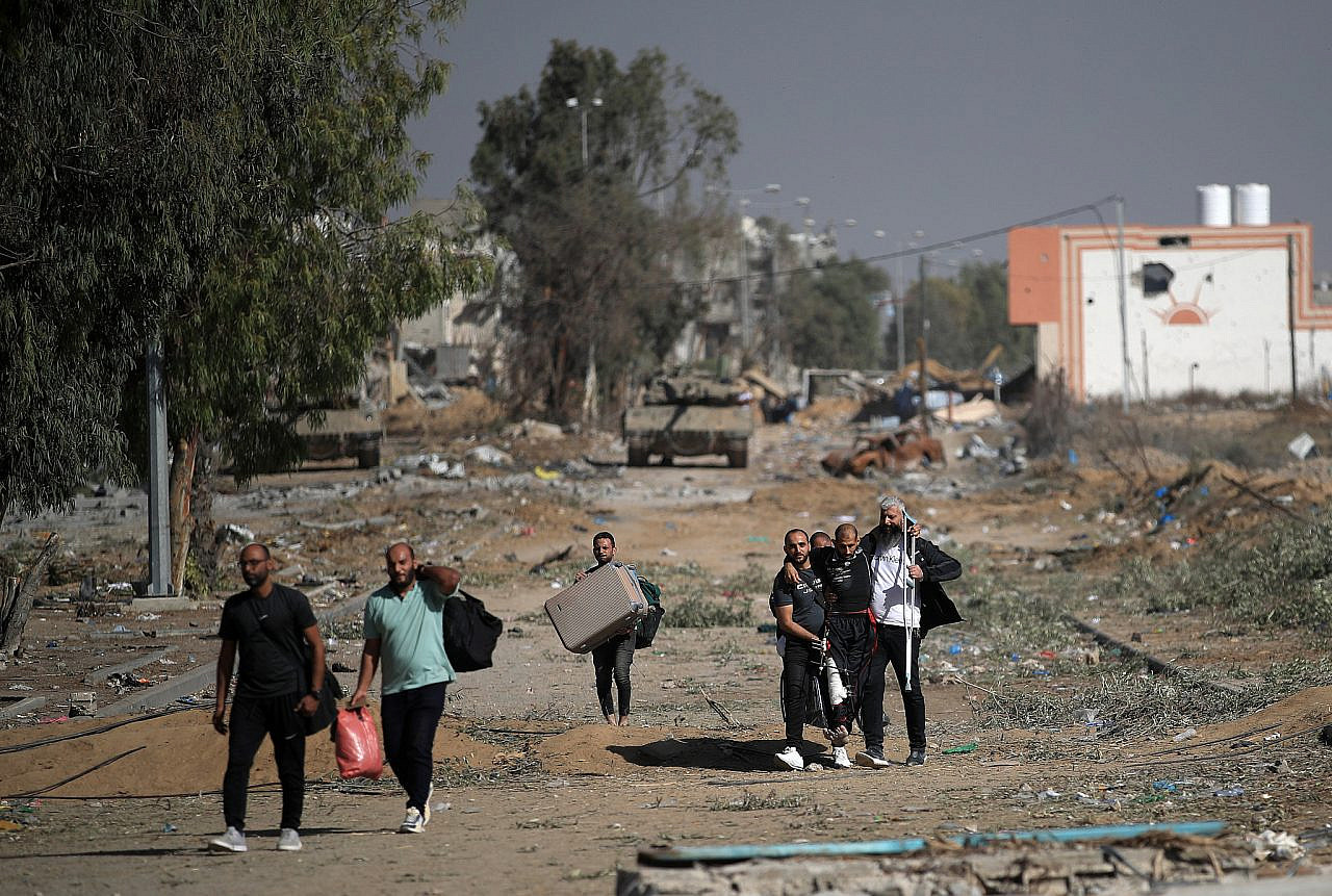 Palestinians on their way to northern Gaza turn back in Salah a-Din Street south of Gaza City after facing Israeli tanks and shootings as the truce starts. Journalists documenting the scene also came under fire, November 24, 2023. (Mohammed Zaanoun/Activestills)