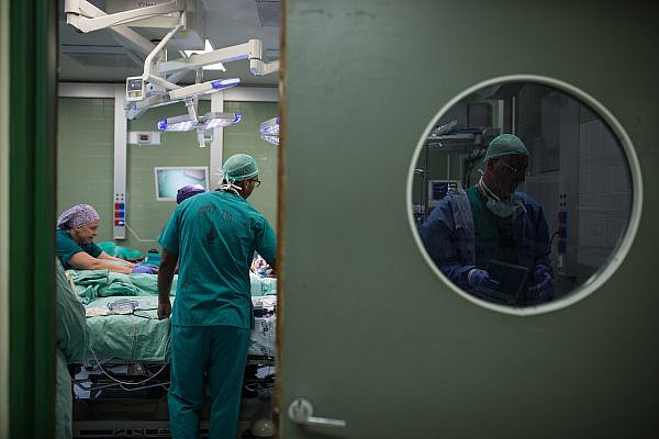 Doctors and nurses clean up after conducting open-heart surgery at Wolfson Medical Center in Holon, Israel, August 13, 2018. (Hadas Parush/Flash90)
