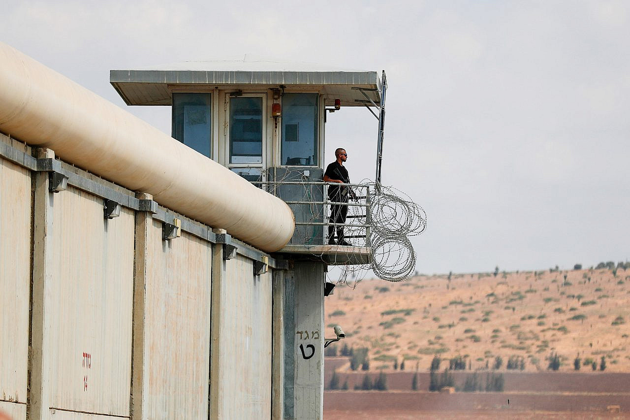 A prison guard seen outside Gilboa Prison, northern Israel, September 6, 2021. (Flash90)