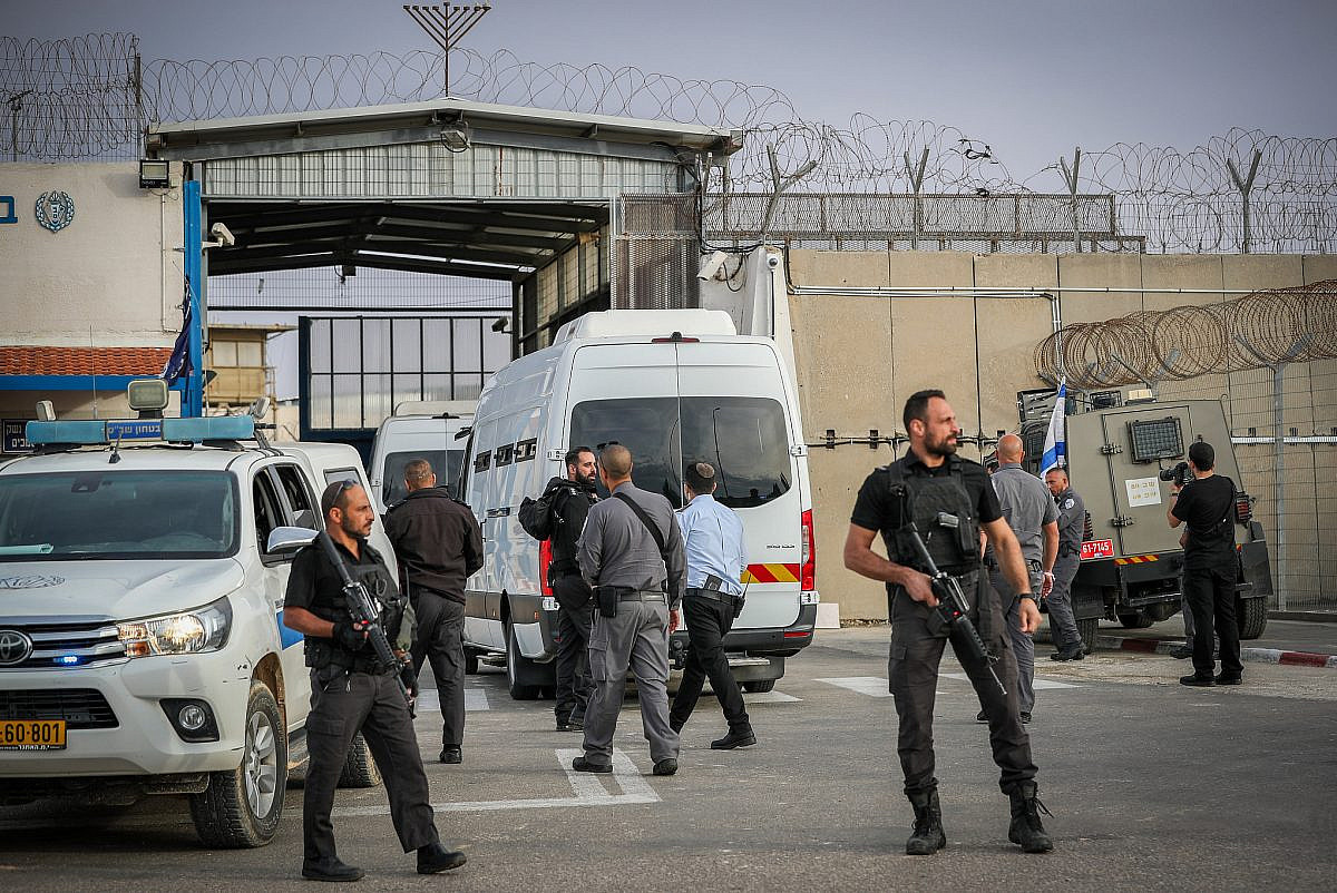 Israeli prison guards stand watch in front of a van with Palestinian convicts set to be released as part of a deal between Israel and Hamas, Ofer Prison, west of Ramallah, occupied West Bank, November 25, 2023. (Jamal Awad/Flash90)