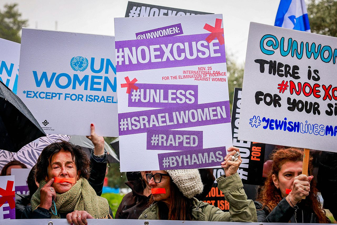 Israeli women protest outside the UN Headquarters in Jerusalem, November 27, 2023. (Flash90)