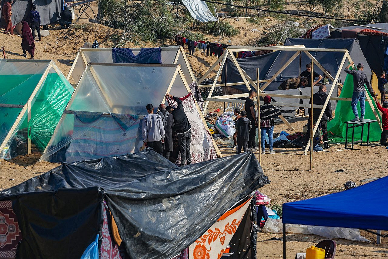 Palestiniens dans un camp temporaire installé pour les personnes déplacées de leurs foyers, Rafah, sud de la bande de Gaza, le 4 décembre 2023. (Atia Mohammed/Flash90)