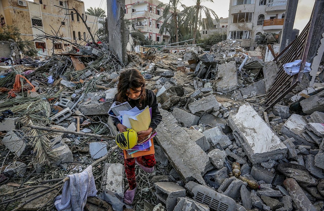 Palestinians at the site of an Israeli airstrike in Rafah, southern Gaza Strip, December 12, 2023. (Abed Rahim Khatib/Flash90)