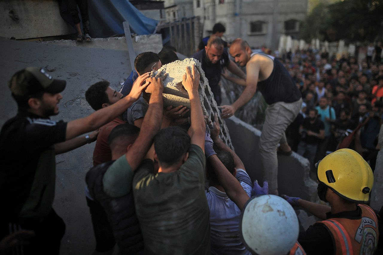 Palestinians work to rescue the wounded and recover dead members of the Najjar family, including dead children, after Israeli airstrikes destroyed buildings in Khan Younis, wounding and killing the residents, southern Gaza Strip, November 4, 2023. (Mohammed Zaanoun/Activestills)