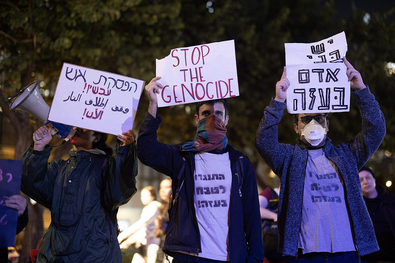 Israeli activists protest against Israel's war on Gaza outside the Kirya, Tel Aviv, January 16, 2024. (Oren Ziv)