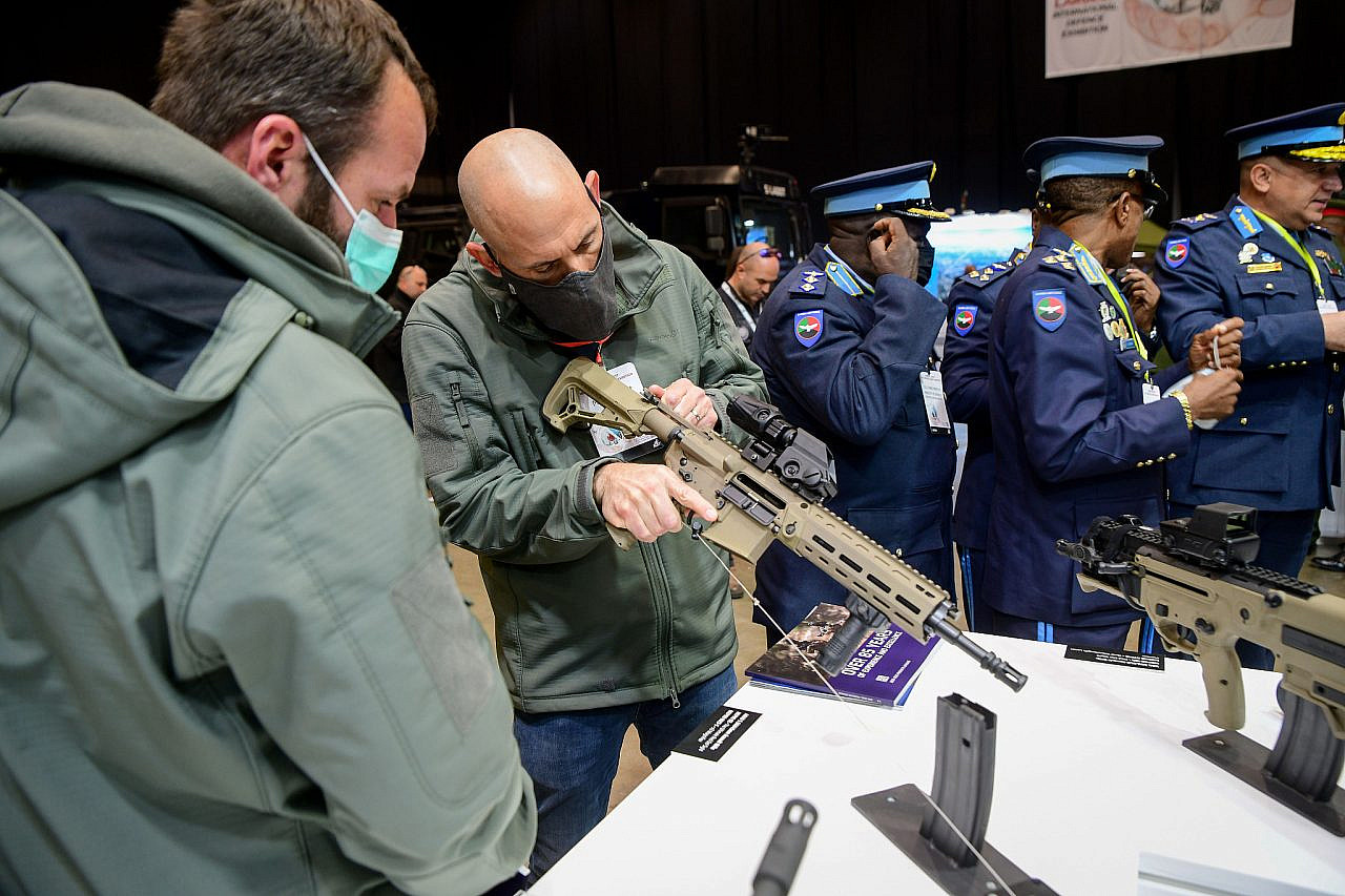 People examine weapons for sale at ISDEF 2022, Tel Aviv, March 21, 2022. (Avshalom Sassoni/Flash90)
