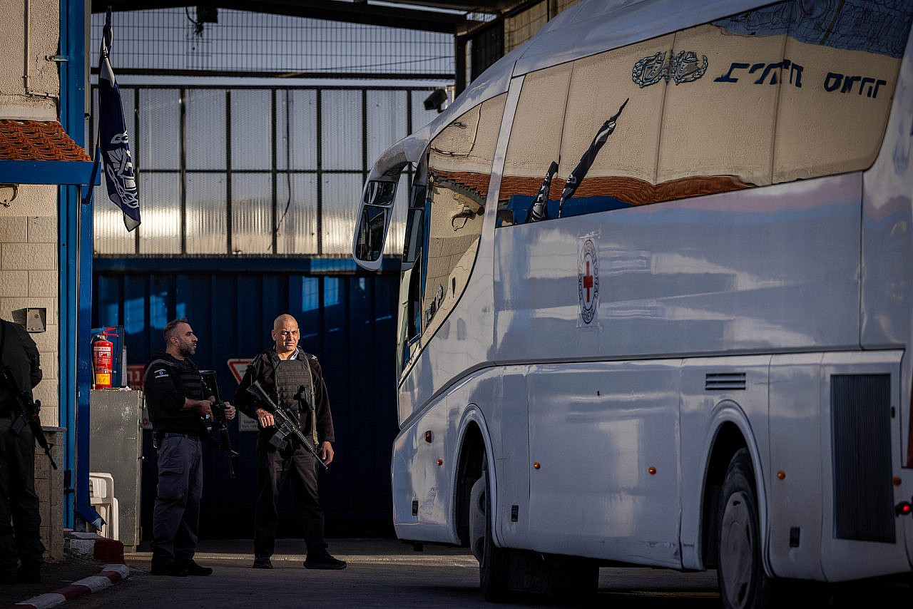 Illustrative photo showing Israeli security forces guarding outside the entrance to Ofer Prison, near Ramallah, occupied West Bank, November 26, 2023. (Yonatan Sindel/Flash90)