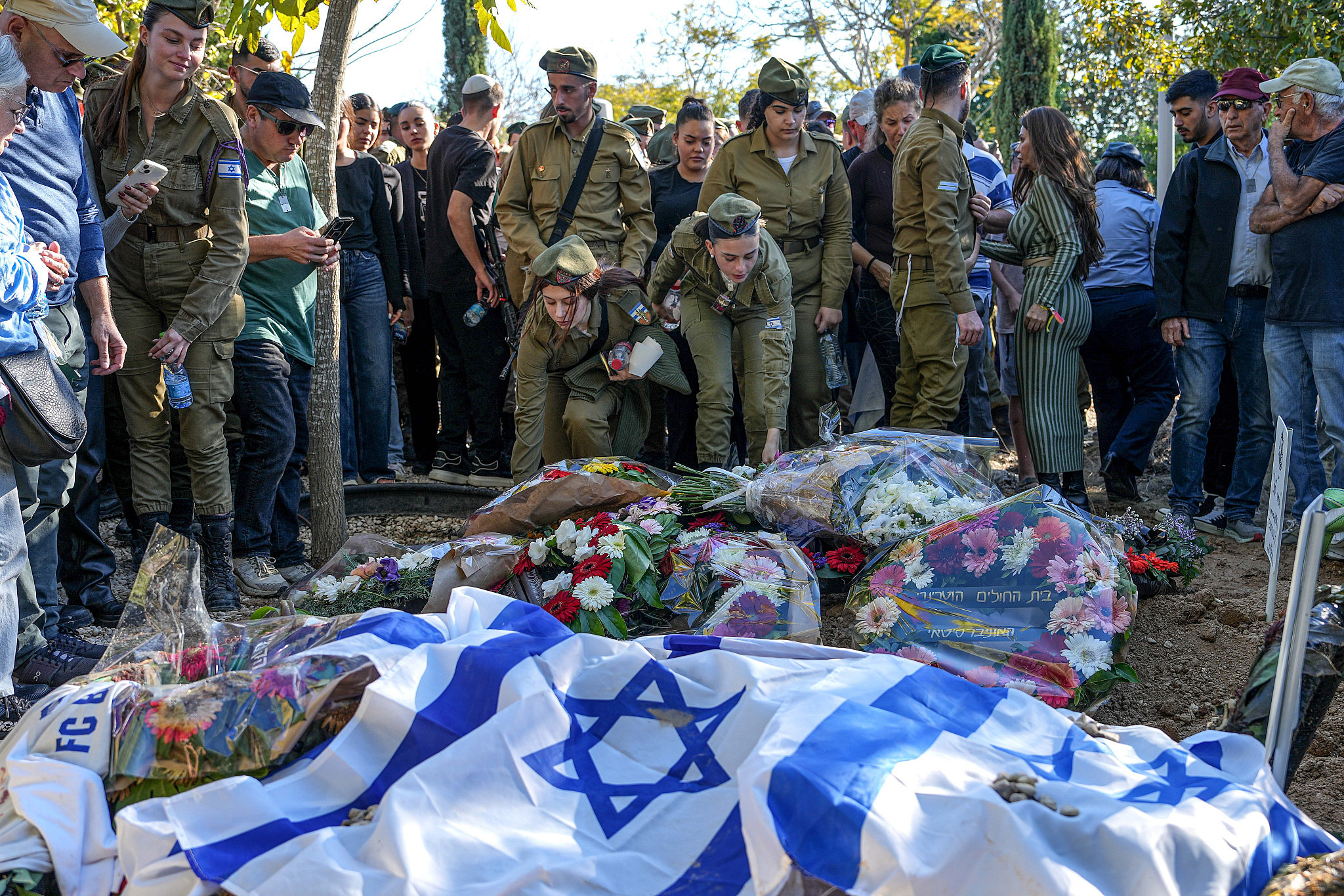 Family and friends mourn at the funeral of Israeli soldier Ron Sherman, who was abducted by Hamas on October 7 and whose body was recovered during a military operation in the Gaza Strip, at the cemetery in Lehavim, December 15, 2023. (Flash90)