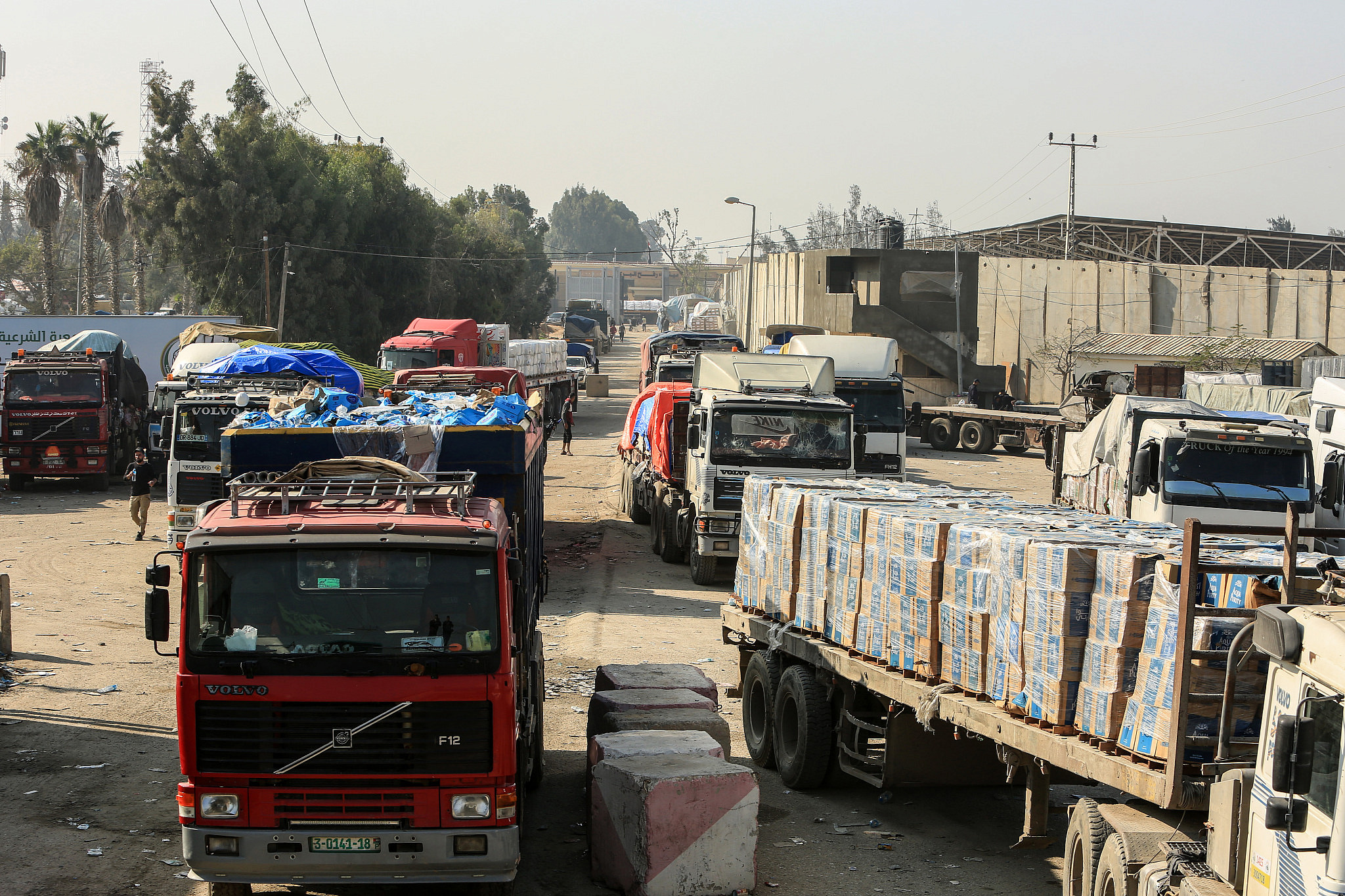 Trucks with humanitarian aid arrive at the Palestinian side of the Kerem Shalom border crossing, in the southern Gaza Strip, December 18, 2023. (Abed Rahim Khatib/Flash90)