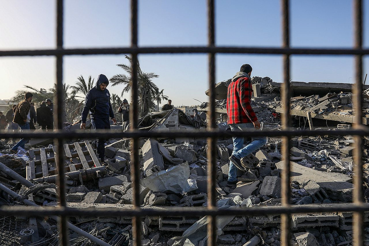 Palestinians at the site of an Israeli airstrike in Rafah, southern Gaza Strip, December 22, 2023. (Abed Rahim Khatib/Flash90)
