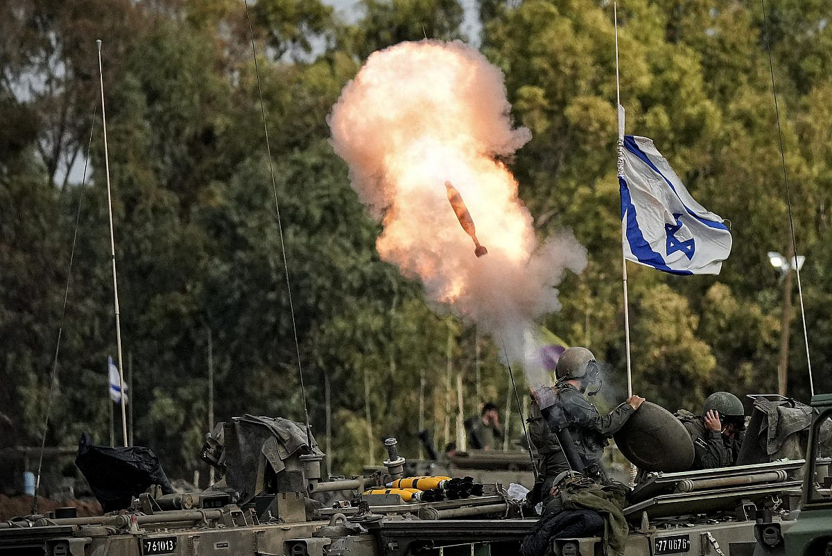 Israeli soldiers fire mortar shells toward targets in the Gaza Strip near the Gaza fence, January 3, 2024. (Flash90)