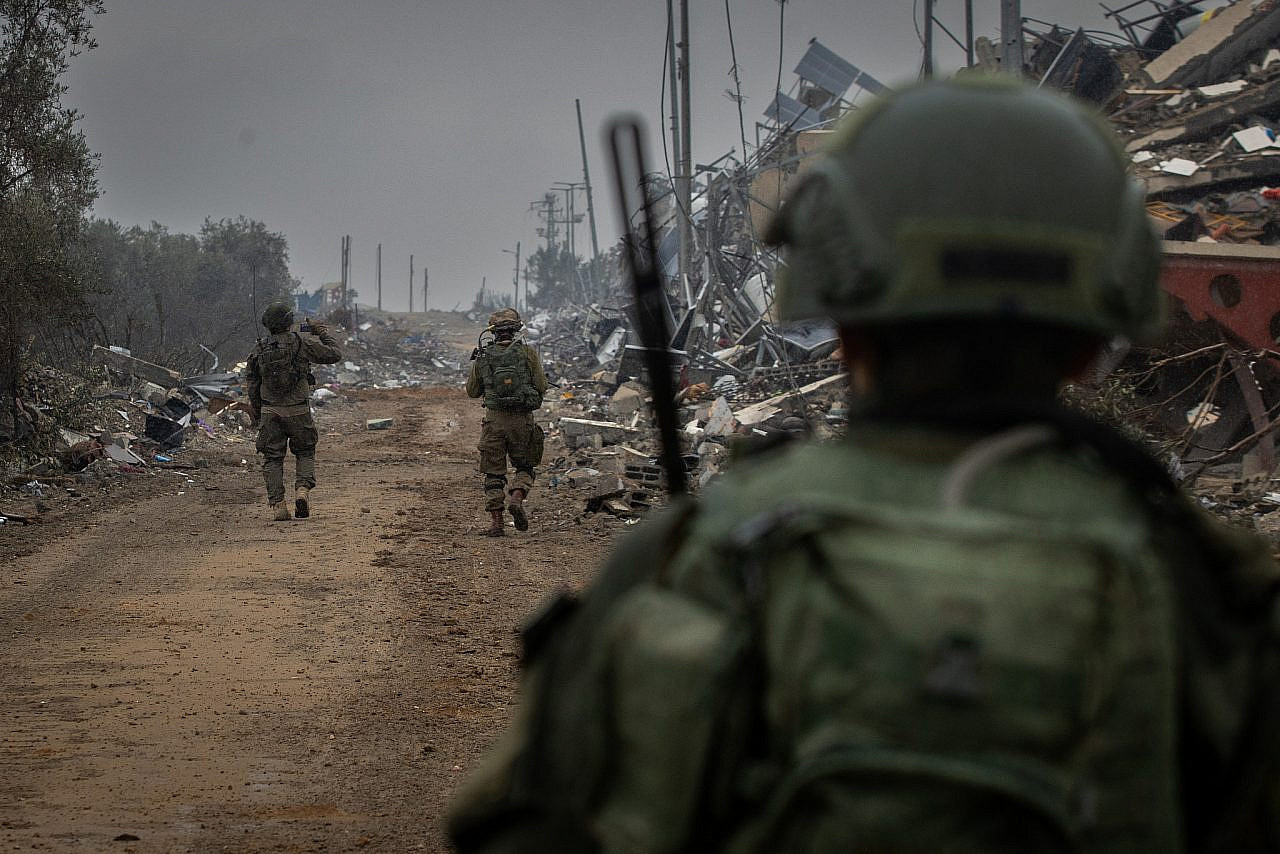 Israeli soldiers from the 646 Battalion of the Paratroopers Brigade operating inside Al-Bureij refugee camp in central Gaza, January 2, 2023. (Oren Ben Hakoon/Flash90)
