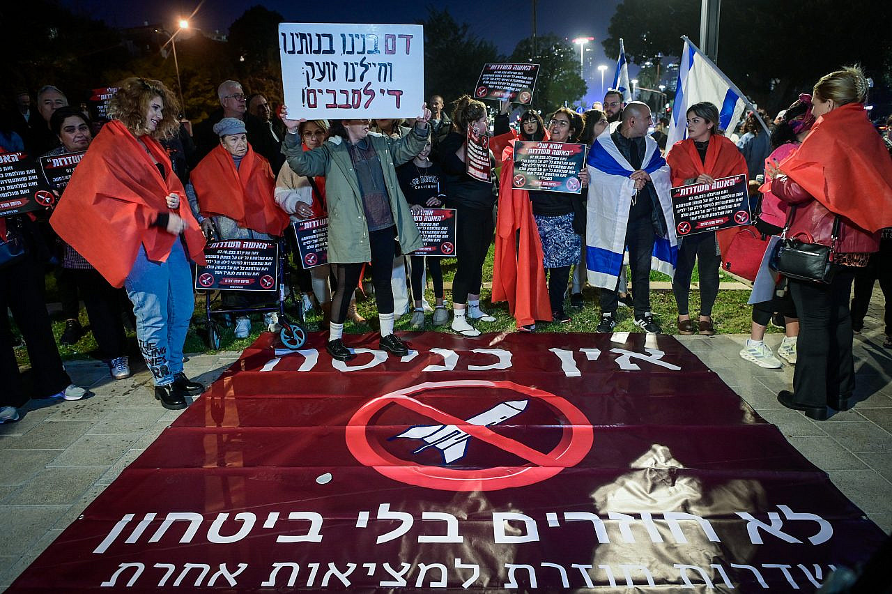Sderot residents protest against the government's plans to return them to their homes, in Tel Aviv, January 9, 2024. (Avshalom Sassoni/Flash90)