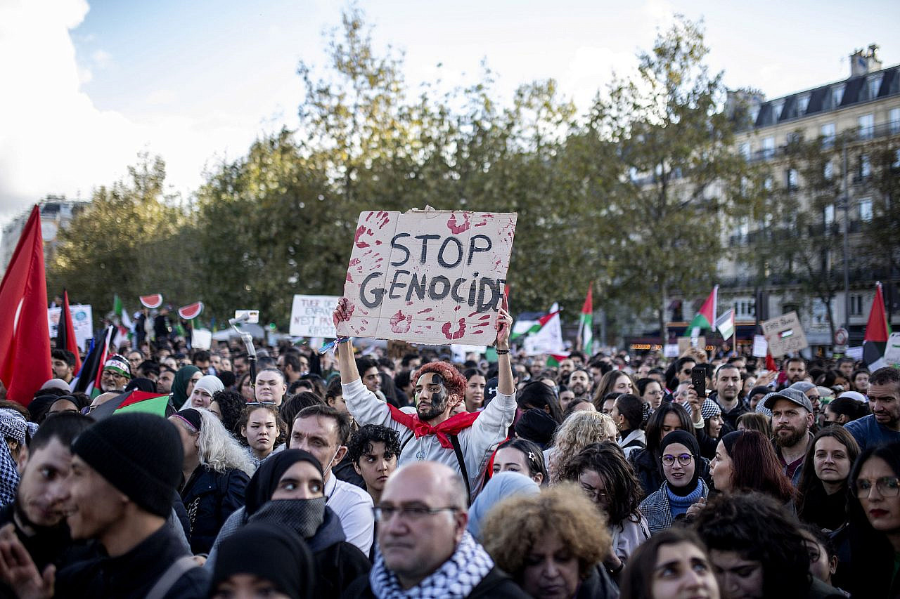 More than 10,000 people demonstrate in solidarity with Palestinian people and calling for an immediate end to the Israeli bombardments on the Gaza Strip, Paris, October 22, 2023. (Anne Paq/Activestills)