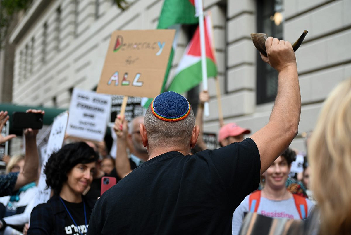 American Jews protest outside Israeli Prime Minister Benjamin Netanyahu's New York hotel in support of democracy for all in Israel-Palestine, September 19, 2023. (Gili Getz)