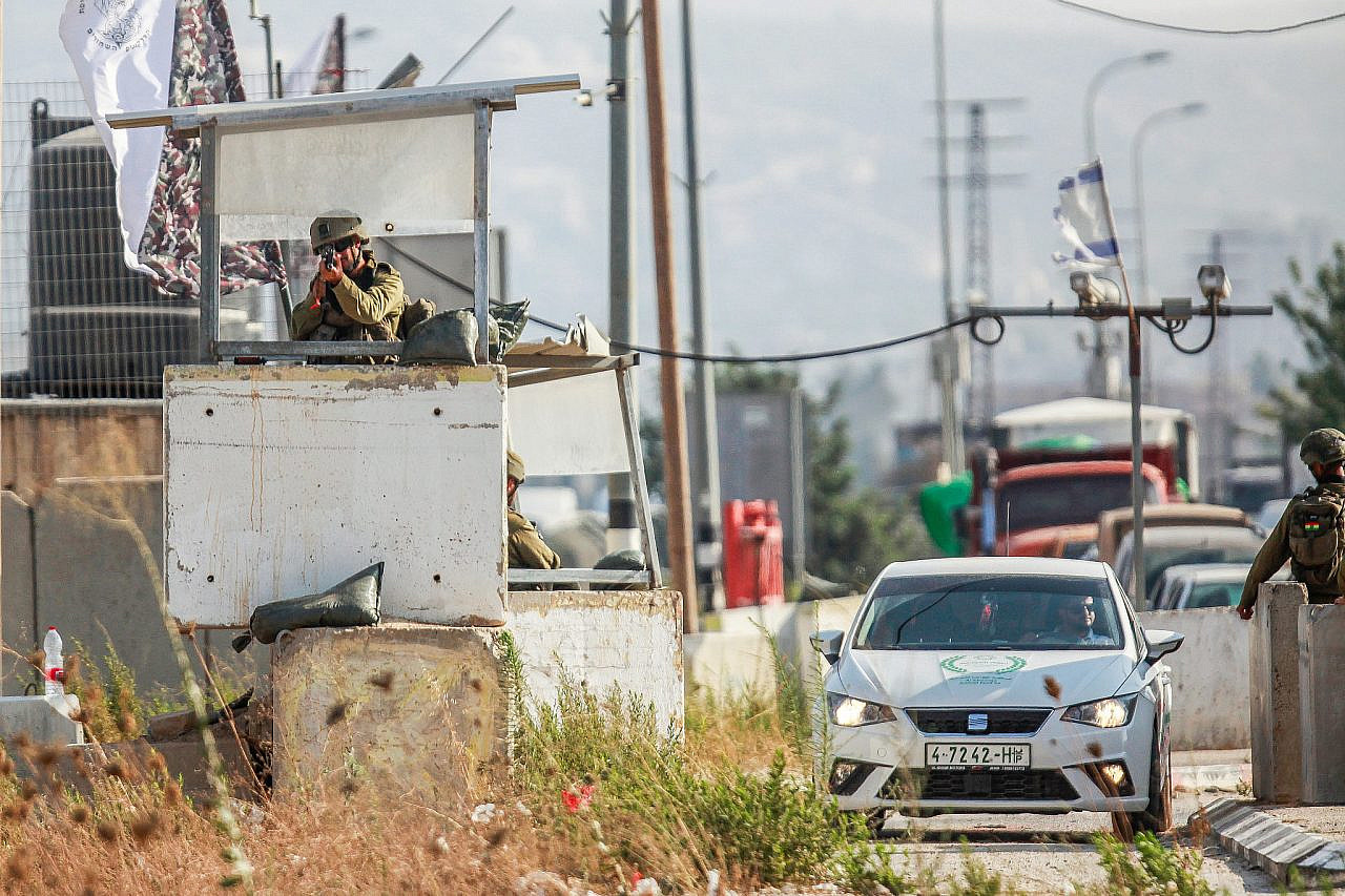 Israeli soldiers close a checkpoint in Huwara following a deadly shooting attack, August 19, 2023. (Nasser Ishtayeh/Flash90)