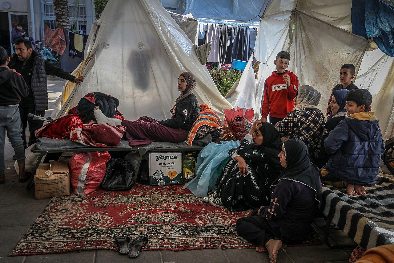 Displaced Palestinians shelter at the European hospital in Khan Younis, southern Gaza Strip, January 1, 2024. (Abed Rahim Khatib/Flash90)
