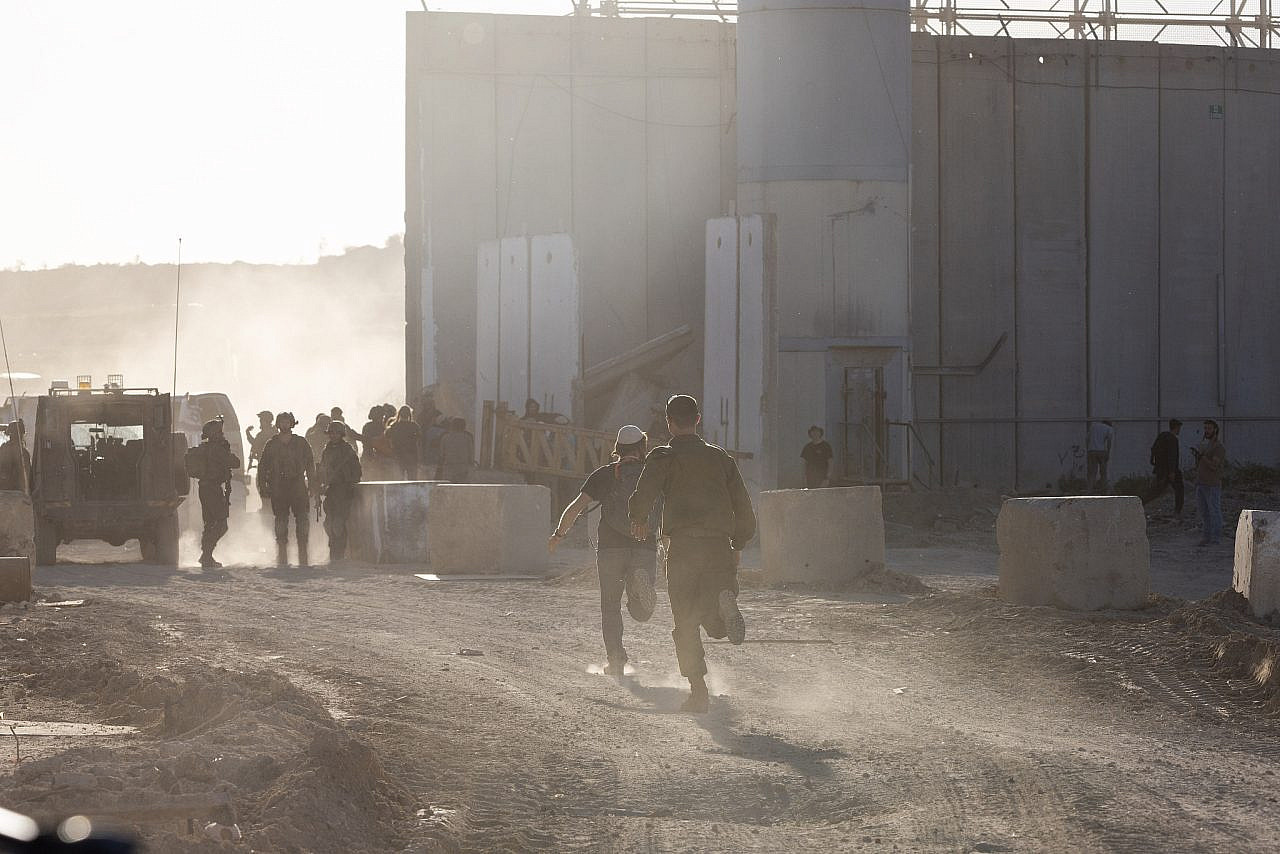 Israeli settlers and right-wing activists rush through Erez Crossing, February 29, 2024. (Oren Ziv)
