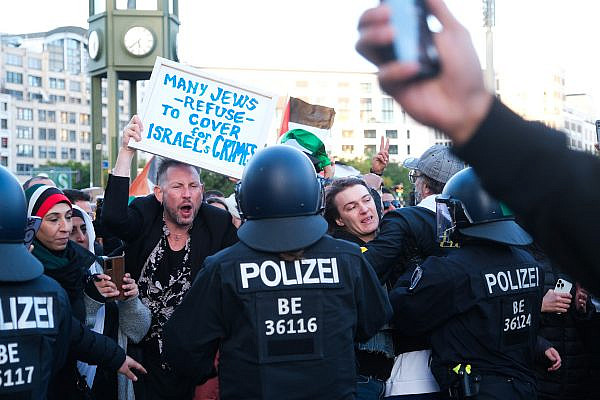 A Palestine solidarity demonstration in the Potsdamer Platz area, Berlin, October 15, 2023. The police suppressed the demonstration shortly after authorizing it.