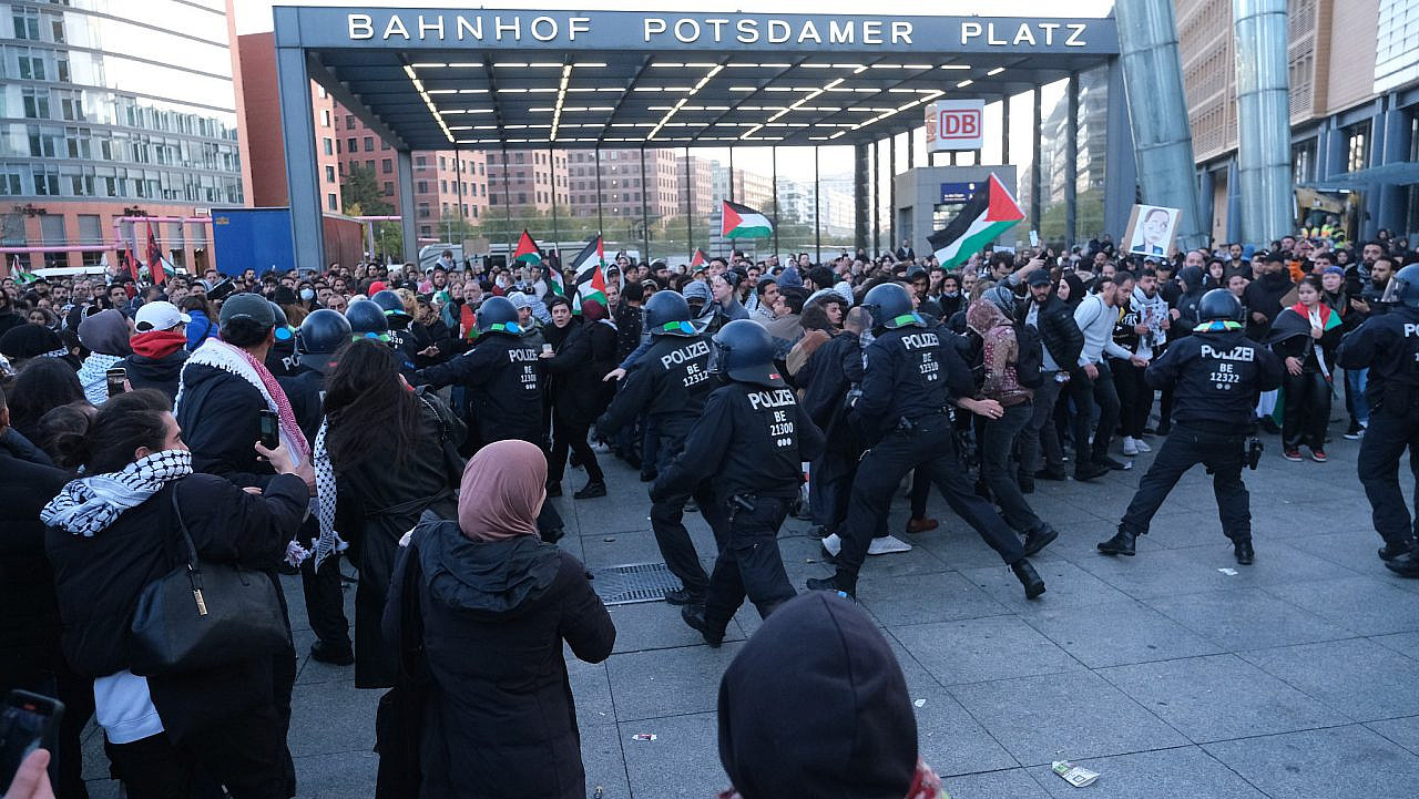 A Palestine solidarity demonstration in the Potsdamer Platz area, Berlin, October 15, 2023. The police suppressed the demonstration shortly after authorizing it.