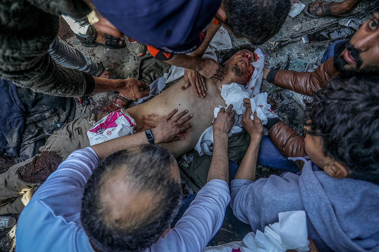 Palestinos en el lugar de un ataque aéreo israelí en Rafah, en el sur de la Franja de Gaza, el 24 de febrero de 2024. (Abed Rahim Khatib/Flash90)