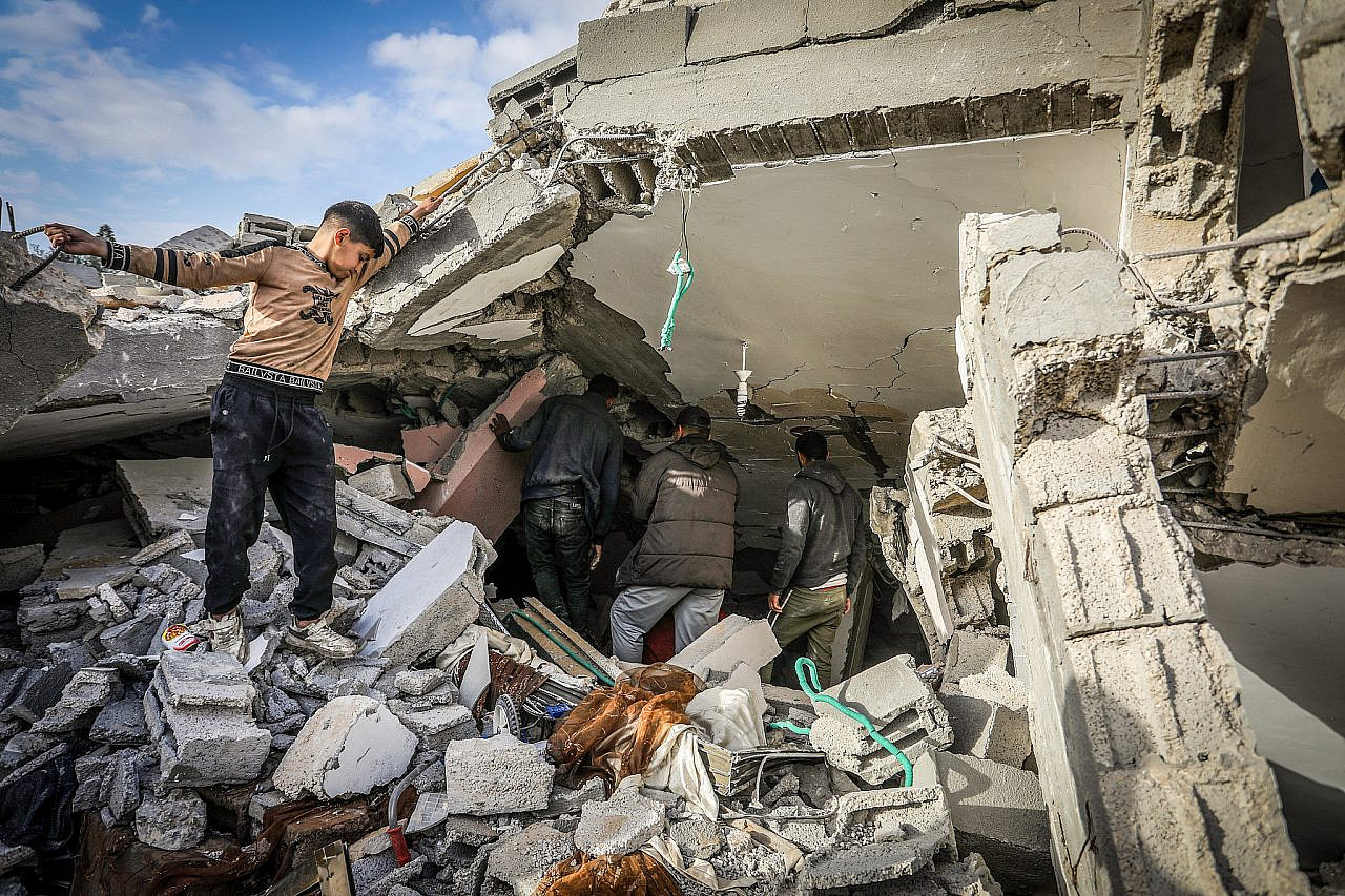 Palestinians search for missing people under the rubble after an Israeli airstrike on a house belonging to the Abu Anza family, Rafah, southern Gaza Strip, March 3, 2024. (Abed Rahim Khatib/Flash90)