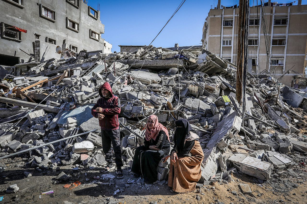 Palestinians at the site of a destroyed building from an Israeli airstrike in Rafah, southern Gaza Strip, March 12, 2024. (Abed Rahim Khatib/Flash90)