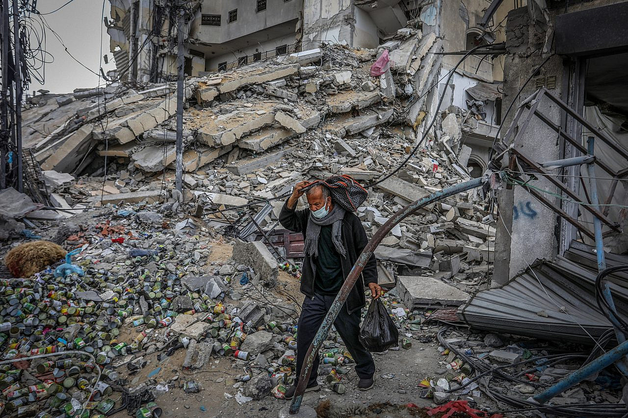 Palestinos en el lugar de un edificio destruido por un ataque aéreo israelí en Rafah, en el sur de la Franja de Gaza, el 18 de marzo de 2024. (Abed Rahim Khatib/Flash90)