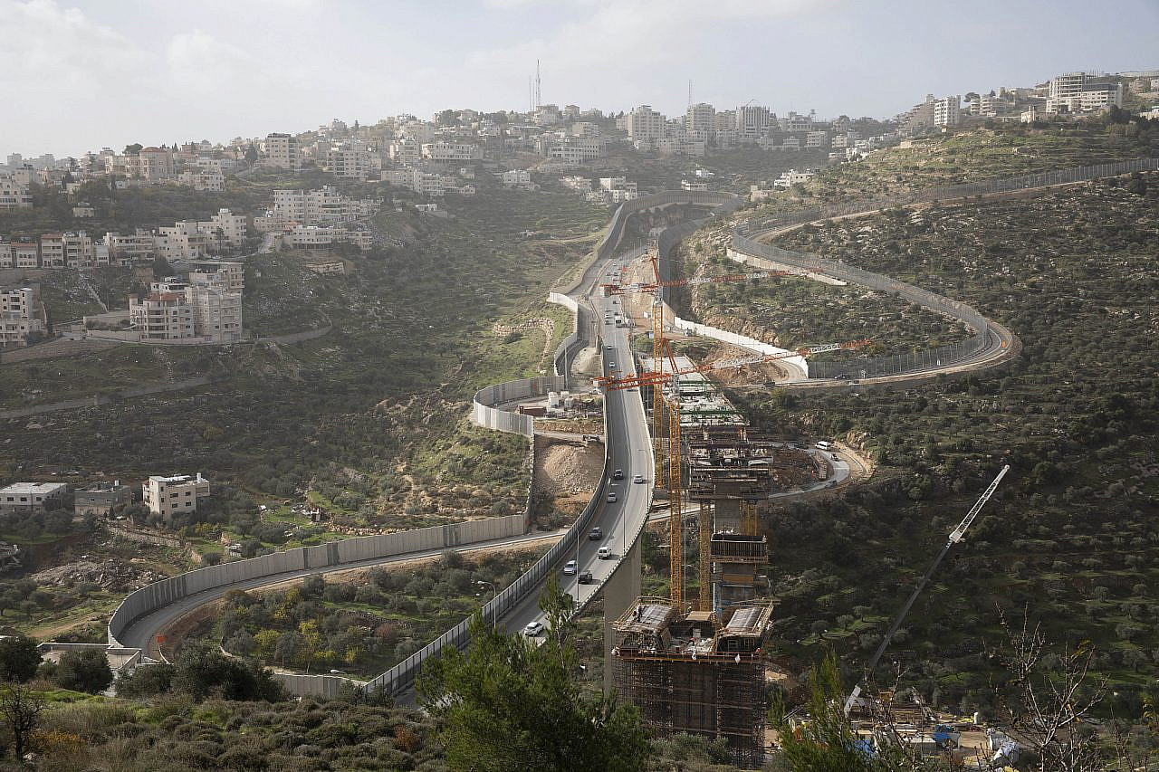 The Tunnel Road, as seen from Jerusalem's Gilo settlement, East Jerusalem, December 16, 2020. (Oren Ziv)