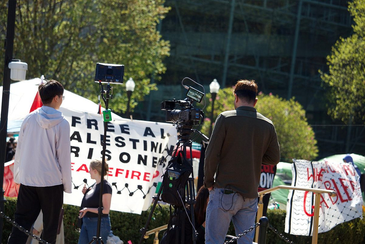 Journalists reports outside a protest encampment for Palestine at Columbia University, New York, April 23, 2024. (Pamela Drew/CC BY-NC 2.0 DEED)