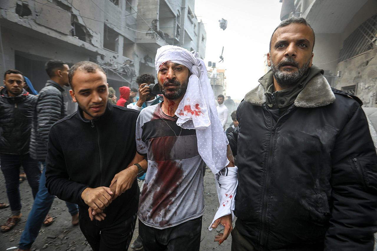 Palestinos emergen de los escombros de las casas destruidas en los ataques aéreos israelíes en la ciudad de Rafah, en el sur de la Franja de Gaza, el 20 de noviembre de 2023. (Abed Rahim Khatib/Flash90)