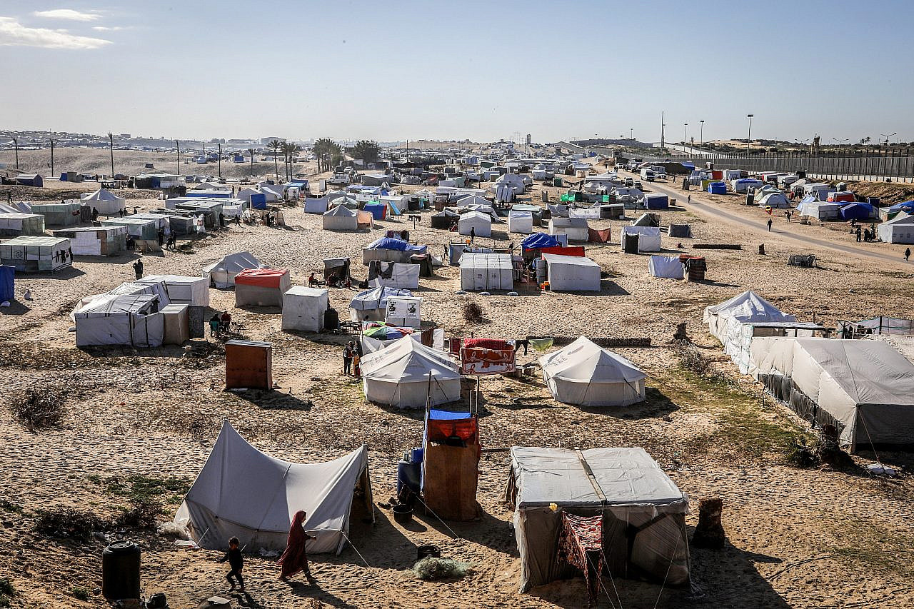 Displaced Palestinians pitch their tents next to the Egyptian border with the city of Rafah in the southern Gaza Strip, March 8, 2024. (Abed Rahim Khatib/Flash90)
