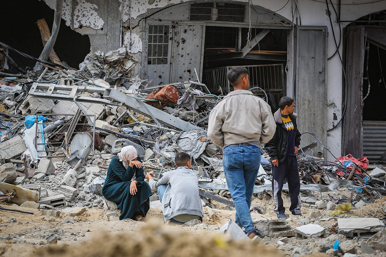 Palestinians return to inspect their homes in Khan Younis after the Israeli army withdrew from the area, southern Gaza Strip, April 8, 2024. (Atia Mohammed/Flash90)